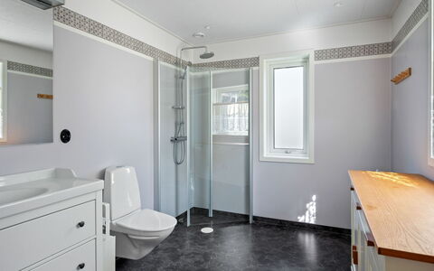 Teåker: Flooring, Loodgieterswerkinrichting, Interieur Ontwerp, Verdieping, Badkamer, Plafond, Wastafel, Loodgieter, Badkamerkast, Lichte Inrichting