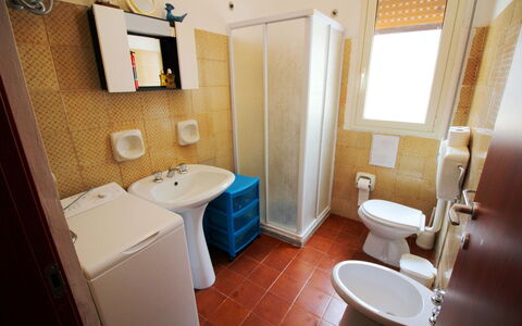 Villa Floridia: Flooring, Verdieping, Interieur Ontwerp, Kamer, Deur, Loodgieterswerkinrichting, Beits, Wastafel, Loodgieter