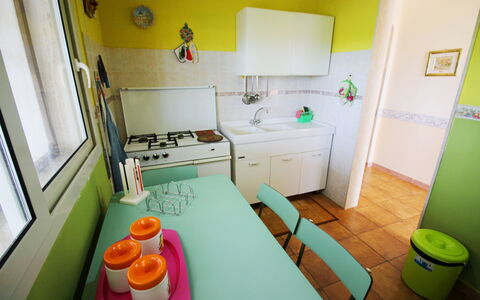 Villa Floridia: Meubilair, Interieur Ontwerp, Flooring, Keuken, Major Appliance, Verdieping, Kamer, Countertop, Toestel Van De Keuken, Verlichting