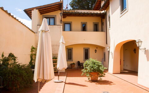 Relais de Ricci: Muur, Huis, Woongebied, Huis, Deur, Balkon, Hacienda, Ontwerp, Landgoed, Binnenplaats