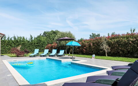 Istria Queen: Zwembad, Blauw, Toevlucht, Vrije Tijd, Buitenmeubels, Samengesteld Materiaal, Eco Hotel, Tuin, Landscaping, Waterpartij