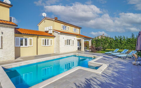 Istria Queen: Blauw, Zwembad, Woongebied, Huis, Huis, Toevlucht, Dak, Samengesteld Materiaal, Landgoed, Eco Hotel