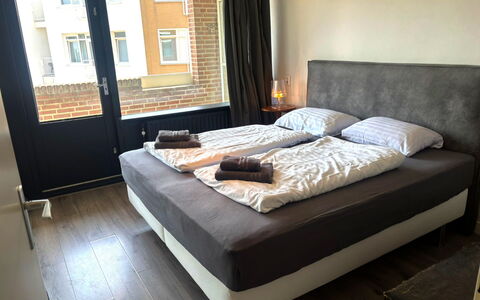Bella: Meubilair, Hout, Slaapkamer, Flooring, Verdieping, Interieur Ontwerp, Bed, Kamer, Bed Frame, Bedding