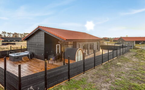 Thorin - 1.2Km from the Sea: Verblijf, Backyard, Werf, Garden Gebouwen, Schuur, Siding, Buitenmeubels, Blokhut, Outdoor Structuur, Keet