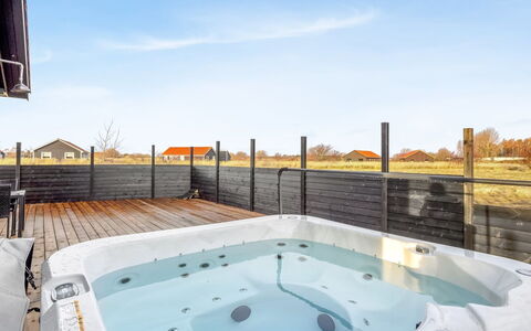 Thorin - 1.2Km from the Sea: Verblijf, Backyard, Werf, Garden Gebouwen, Schuur, Siding, Buitenmeubels, Blokhut, Outdoor Structuur, Keet