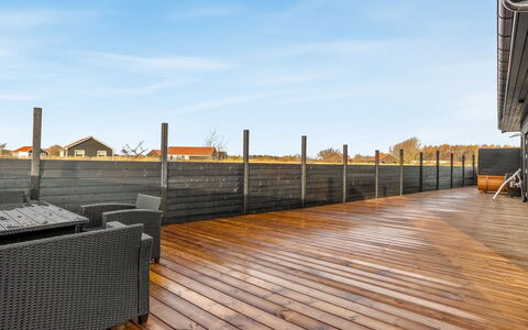 Thorin - 1.2Km from the Sea: Verblijf, Backyard, Werf, Garden Gebouwen, Schuur, Siding, Buitenmeubels, Blokhut, Outdoor Structuur, Keet