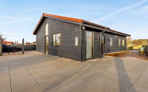 Thorin - 1.2Km from the Sea: Verblijf, Backyard, Werf, Garden Gebouwen, Schuur, Siding, Buitenmeubels, Blokhut, Outdoor Structuur, Keet