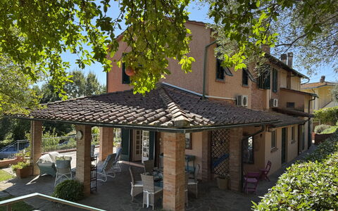 Casa Mia: Huis, Huis, Dak, Verblijf, Schaduw, Veranda, Landgoed, Outdoor Structuur, Stoel, Balkon