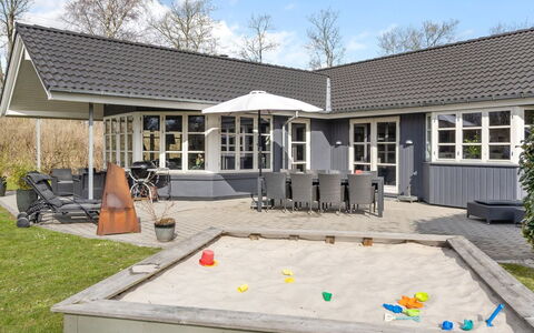 Esben - 11Km from the Sea: Dak, Huis, Huis, Verblijf, Siding, Landgoed, Oprit, Garden Gebouwen, Werf, Schuur
