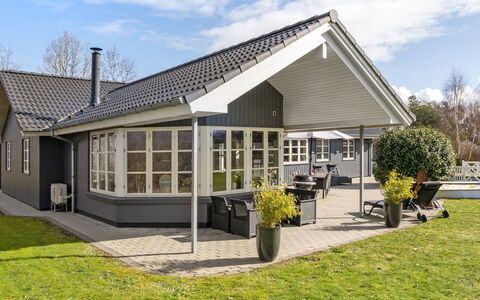 Esben - 11Km from the Sea: Dak, Huis, Huis, Verblijf, Siding, Landgoed, Oprit, Garden Gebouwen, Werf, Schuur