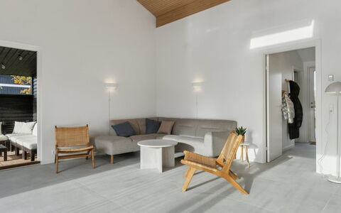 Antomine - 150M from the Sea: Hout, Huis, Veranda, Dek, Hardwood, Dak, Beits, Houten Vloer, Eco Hotel