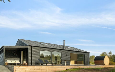 Antomine - 150M from the Sea: Hout, Huis, Veranda, Dek, Hardwood, Dak, Beits, Houten Vloer, Eco Hotel