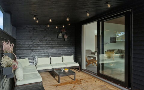 Antomine - 150M from the Sea: Hout, Huis, Veranda, Dek, Hardwood, Dak, Beits, Houten Vloer, Eco Hotel