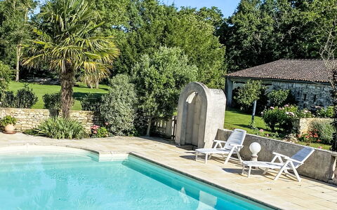 Geay 600: Struik, Tuin, Zwembad, Schaduw, Landscaping, Backyard, Flagstone, Bloempot, Buitenmeubels