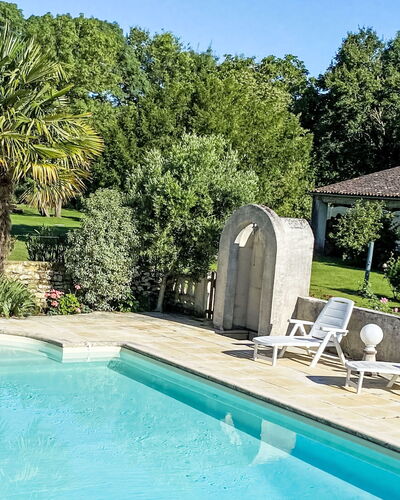 Geay 600: Struik, Tuin, Zwembad, Schaduw, Landscaping, Backyard, Flagstone, Bloempot, Buitenmeubels