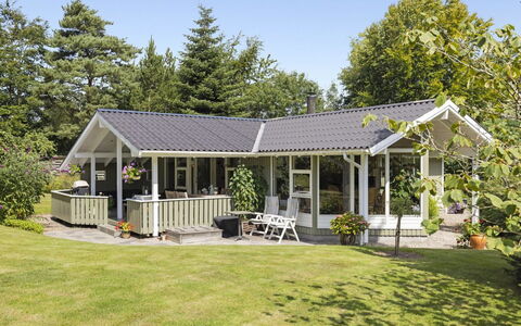 Franke - 1.2Km from the Sea: Flooring, Muur, Verdieping, Interieur Ontwerp, Hout, Plafond, Houten Vloer, Verlichting, Meubilair, Laminaatvloer