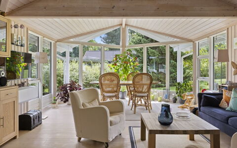 Franke - 1.2Km from the Sea: Flooring, Muur, Verdieping, Interieur Ontwerp, Hout, Plafond, Houten Vloer, Verlichting, Meubilair, Laminaatvloer