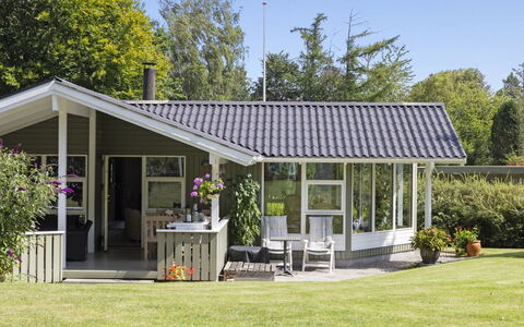 Franke - 1.2Km from the Sea: Flooring, Muur, Verdieping, Interieur Ontwerp, Hout, Plafond, Houten Vloer, Verlichting, Meubilair, Laminaatvloer