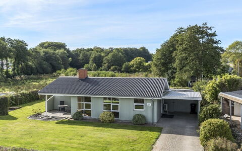 Assarina - 15M from the Sea: Huis, Dak, Huis, Deur, Verblijf, Schaduw, Tuin, Groundcover, Veranda, Werf