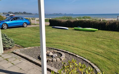 Assarina - 15M from the Sea: Huis, Dak, Huis, Deur, Verblijf, Schaduw, Tuin, Groundcover, Veranda, Werf