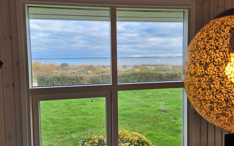 Assarina - 15M from the Sea: Huis, Dak, Huis, Deur, Verblijf, Schaduw, Tuin, Groundcover, Veranda, Werf