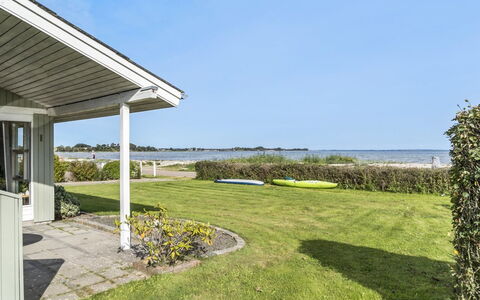 Assarina - 15M from the Sea: Huis, Dak, Huis, Deur, Verblijf, Schaduw, Tuin, Groundcover, Veranda, Werf