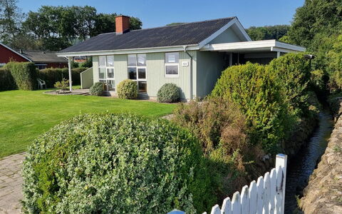 Assarina - 15M from the Sea: Huis, Dak, Huis, Deur, Verblijf, Schaduw, Tuin, Groundcover, Veranda, Werf