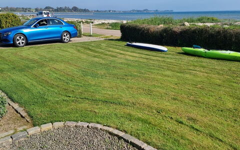 Assarina - 15M from the Sea: Huis, Dak, Huis, Deur, Verblijf, Schaduw, Tuin, Groundcover, Veranda, Werf