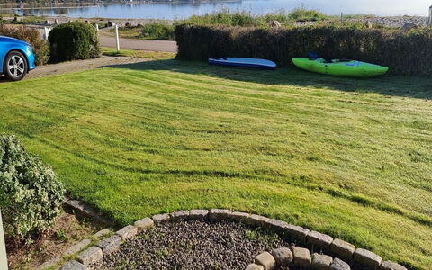 Assarina - 15M from the Sea: Huis, Dak, Huis, Deur, Verblijf, Schaduw, Tuin, Groundcover, Veranda, Werf