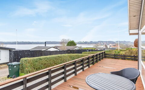Bundi - 25M from the Sea: Meubilair, Buitenmeubels, Tableware, Tafel, Drinkware, Stoel, Buitentafel, Voedsel, Fles