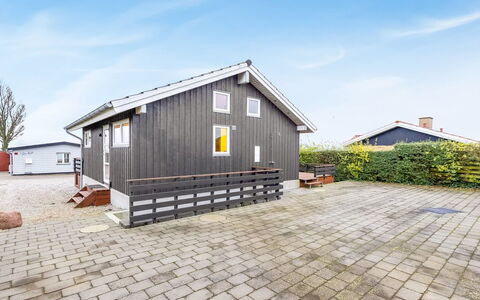 Bundi - 25M from the Sea: Meubilair, Buitenmeubels, Tableware, Tafel, Drinkware, Stoel, Buitentafel, Voedsel, Fles