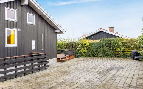 Bundi - 25M from the Sea: Meubilair, Buitenmeubels, Tableware, Tafel, Drinkware, Stoel, Buitentafel, Voedsel, Fles