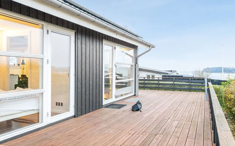 Bundi - 25M from the Sea: Meubilair, Buitenmeubels, Tableware, Tafel, Drinkware, Stoel, Buitentafel, Voedsel, Fles