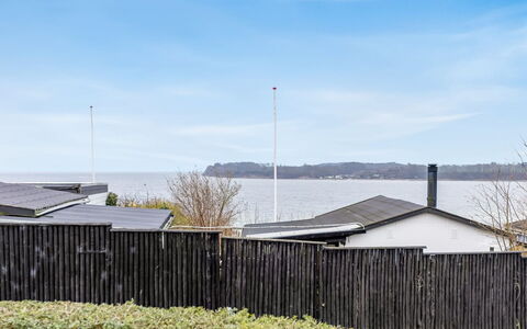 Bundi - 25M from the Sea: Meubilair, Buitenmeubels, Tableware, Tafel, Drinkware, Stoel, Buitentafel, Voedsel, Fles