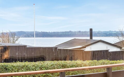 Bundi - 25M from the Sea: Meubilair, Buitenmeubels, Tableware, Tafel, Drinkware, Stoel, Buitentafel, Voedsel, Fles