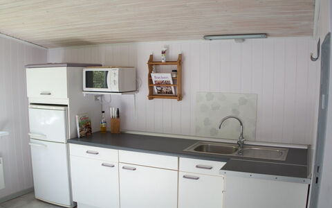 Hilde - 75M from the Sea: Keuken, Gootsteen, Hout, Countertop, Toestel Van De Keuken, Flooring, Loodgieterswerkinrichting, Interieur Ontwerp, Cabinetry, Major Appliance