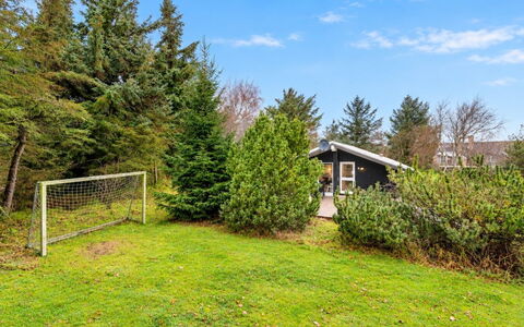 Veera - from the Sea: Struik, Tuin, Verblijf, Gazon, Werf, Landscaping, Garden Gebouwen, Lariks, Backyard