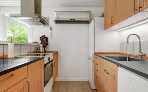 Ensio - 1.2Km from the Sea: Countertop, Keuken, Cabinetry, Toestel Van De Keuken, Flooring, Interieur Ontwerp, Gootsteen, Major Appliance, Meubilair, Hout