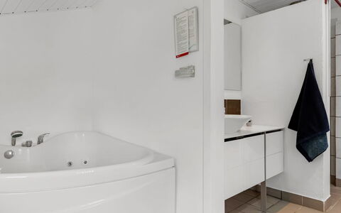 Ensio - 1.2Km from the Sea: Flooring, Verdieping, Loodgieterswerkinrichting, Interieur Ontwerp, Plafond, Badkamer, Kraan, Wastafel, Loodgieter, Kamer