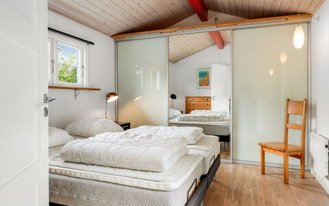 Ensio - 1.2Km from the Sea: Interieur Ontwerp, Slaapkamer, Meubilair, Bed, Plafond, Verdieping, Verlichting, Huis, Laken, Kamer