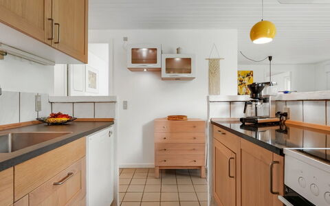 Ensio - 1.2Km from the Sea: Countertop, Keuken, Cabinetry, Meubilair, Interieur Ontwerp, Flooring, Toestel Van De Keuken, Hout, Wastafel, Loodgieterswerkinrichting