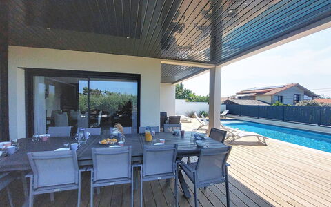 Villa Dune: Zwembad, Architectuur, Meubilair, Buitenmeubels, Huis, Woongebied, Schaduw, Stoel, Dak, Samengesteld Materiaal