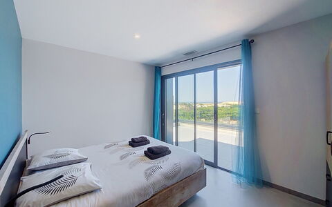 Villa Dune: Slaapkamer, Bed, Interieur Ontwerp, Meubilair, Laken, Verdieping, Bedding, Plafond, Verlichting, Kamer