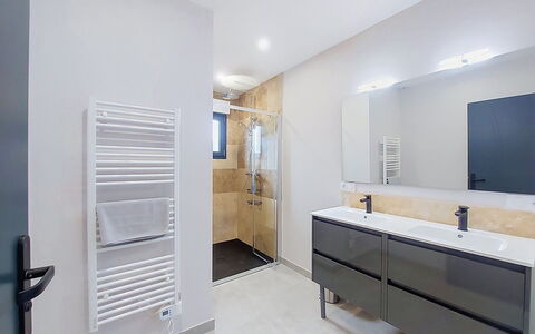 Maison Dune: Flooring, Verdieping, Interieur Ontwerp, Loodgieterswerkinrichting, Badkamerkast, Badkamer, Spiegel, Cabinetry, Kraan, Plafond