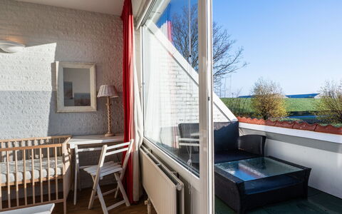 Beach House Bruinisse: Meubilair, Appartement, Stoel, Balkon, Daylighting, Linens, Kamerplant, Buitenmeubels, Penthouse