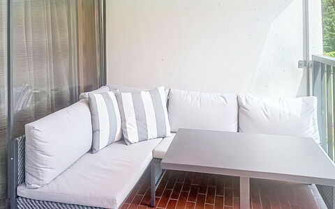 Studio Landskron Seezugang: Meubilair, Buitenmeubels, Verdieping, Glas, Schaduw, Outdoor Structuur, Stoel, Buitentafel, Balkon, Patio