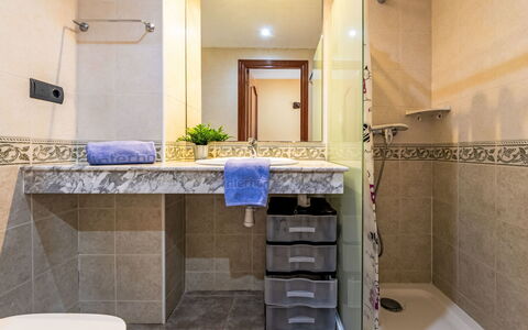 St Carles de la Ràpita 300: Loodgieterswerkinrichting, Flooring, Wastafel, Interieur Ontwerp, Badkamer, Wastafel In De Badkamer, Countertop, Verdieping, Kraan, Loodgieter