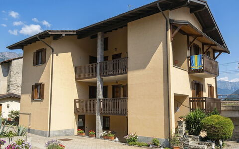 House Bigio: Woongebied, Huis, Huis, Menselijke Nederzetting, Deur, Balkon, Schaduw, Veranda, Bergdorp, Villa