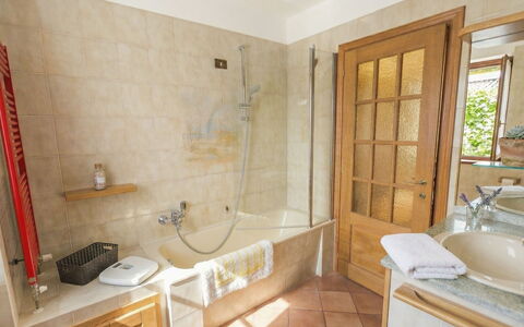 House Bigio: Interieur Ontwerp, Flooring, Verdieping, Meubilair, Loodgieterswerkinrichting, Badkamer, Hout, Bad, Kraan, Kamer