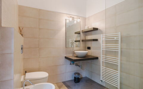 La Terrazza: Flooring, Interieur Ontwerp, Verdieping, Muur, Badkamer, Loodgieterswerkinrichting, Toilet, Plafond, Tegel, Kraan